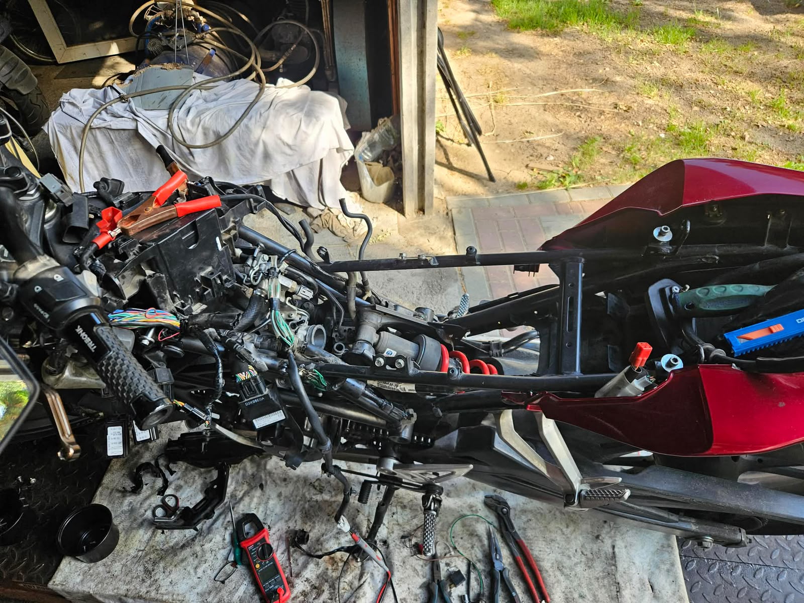 Rama motocykla z rozłożoną instalacją elektryczną