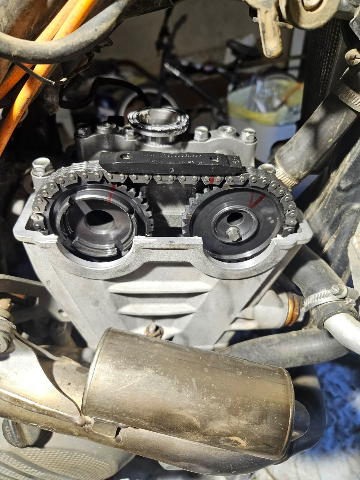 Regulacja rozrządu w silniku motocykla enduro