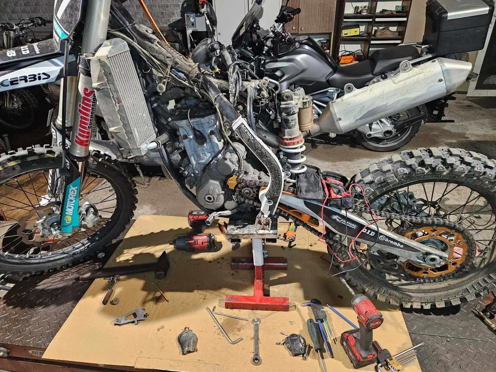 Motocykl enduro rozłożony do naprawy w warsztacie