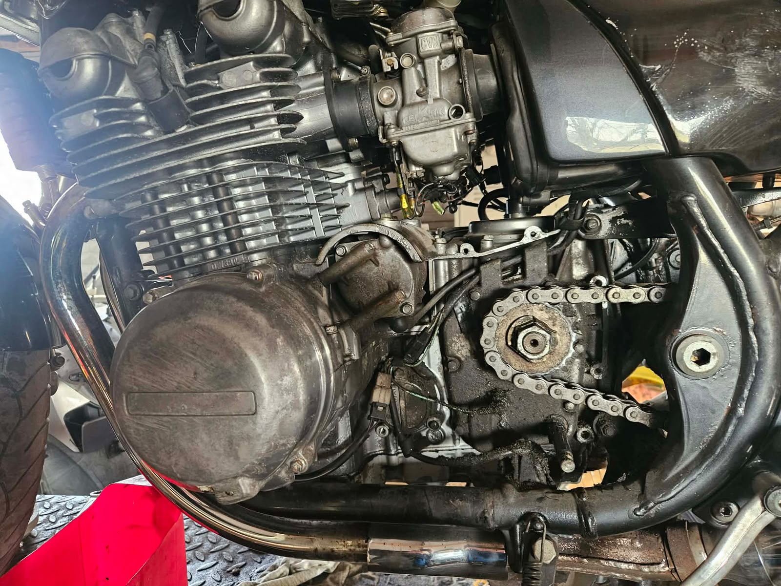 Silnik i gaźnik motocykla podczas serwisu