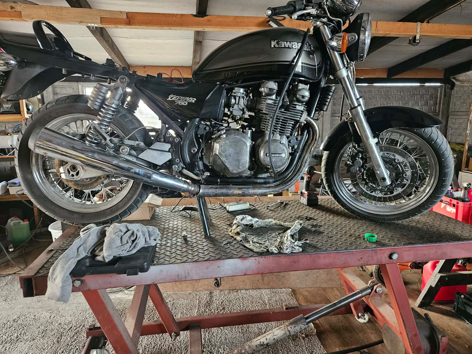 Kawasaki Zephyr 750 na podnośniku warsztatowym