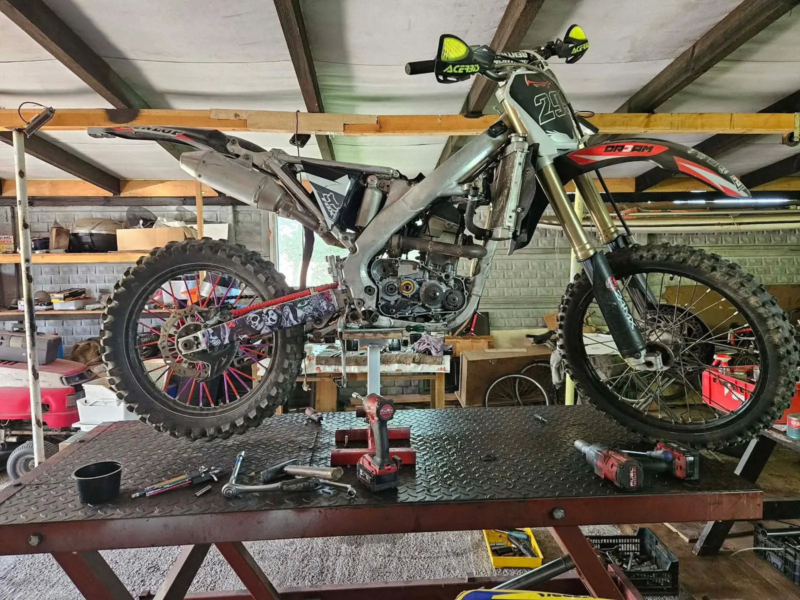 Motocykl MX na stojaku warsztatowym ALL-MOT