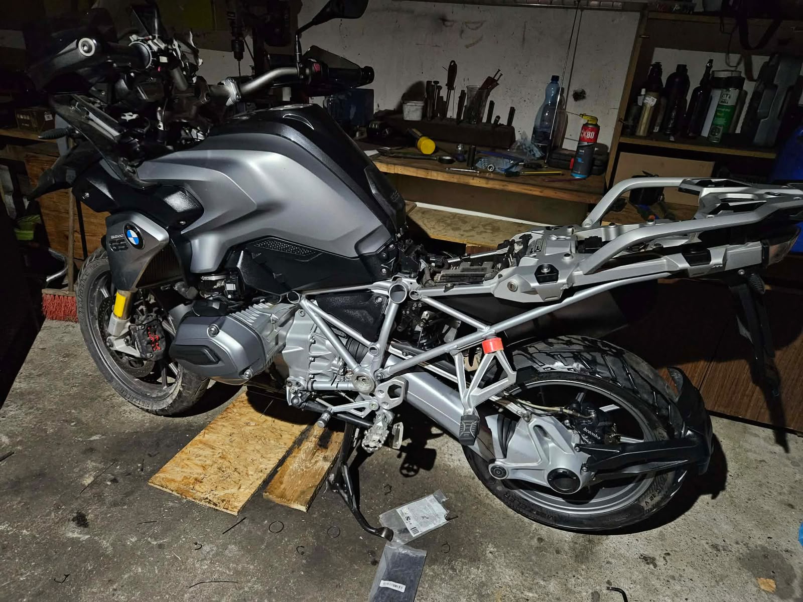 BMW R 1200 GS rozłożone do naprawy w warsztacie ALL-MOT
