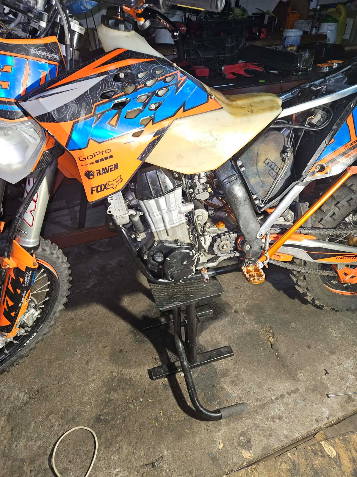 KTM EXC na stojaku podczas przeglądu silnika