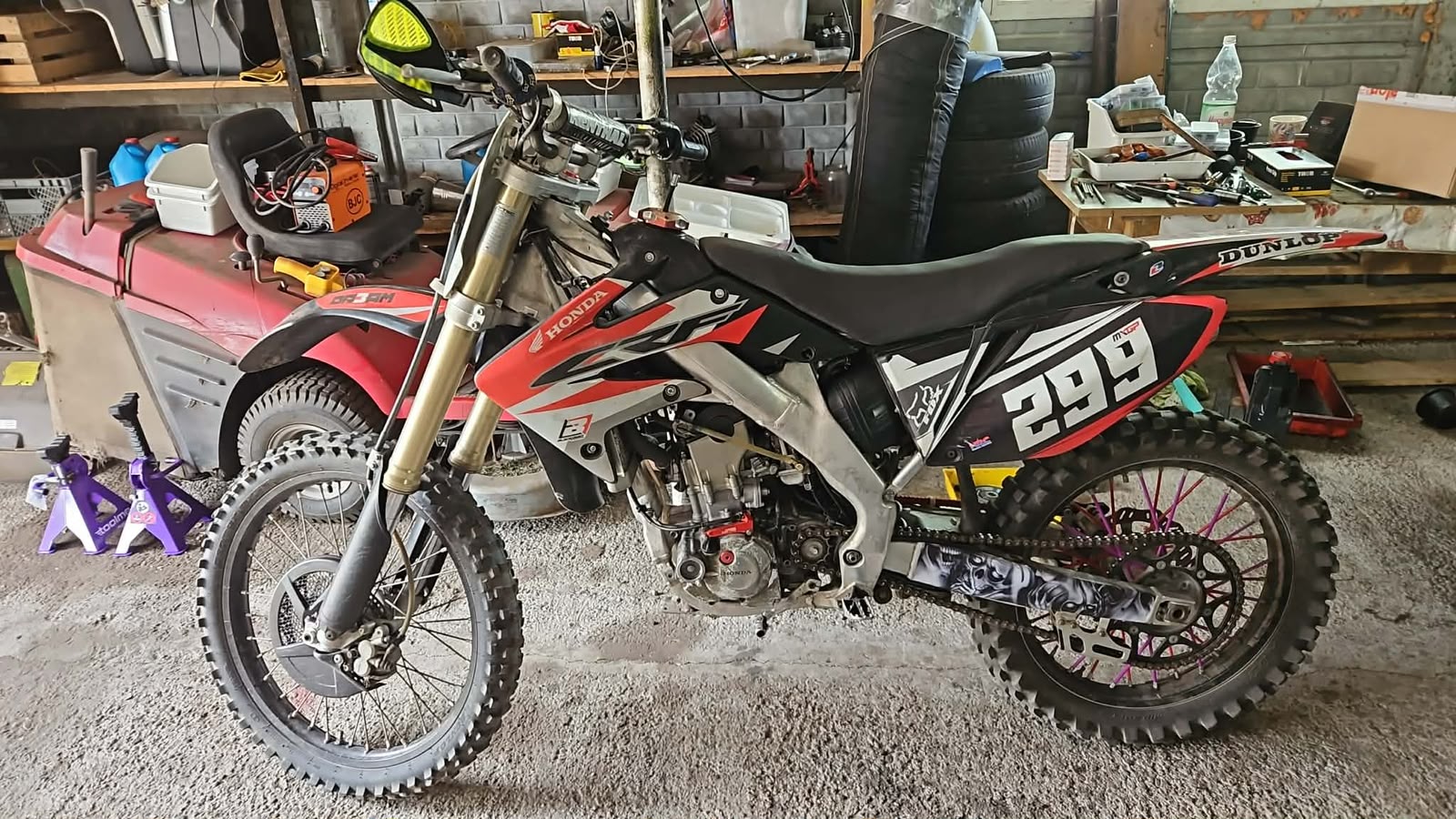 Motocykl Honda CRF w warsztacie ALL-MOT