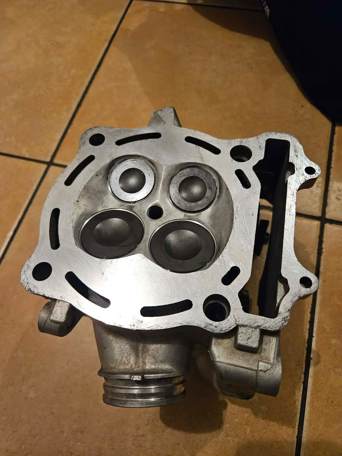 Głowica silnika motocyklowego po regeneracji