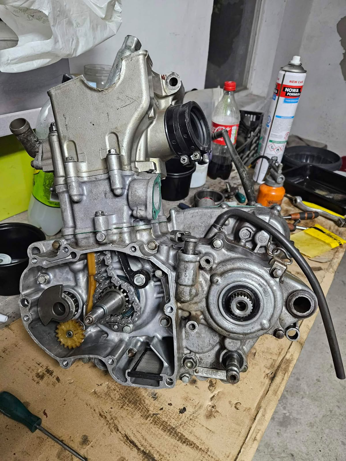 Silnik motocyklowy podczas kapitalnego remontu