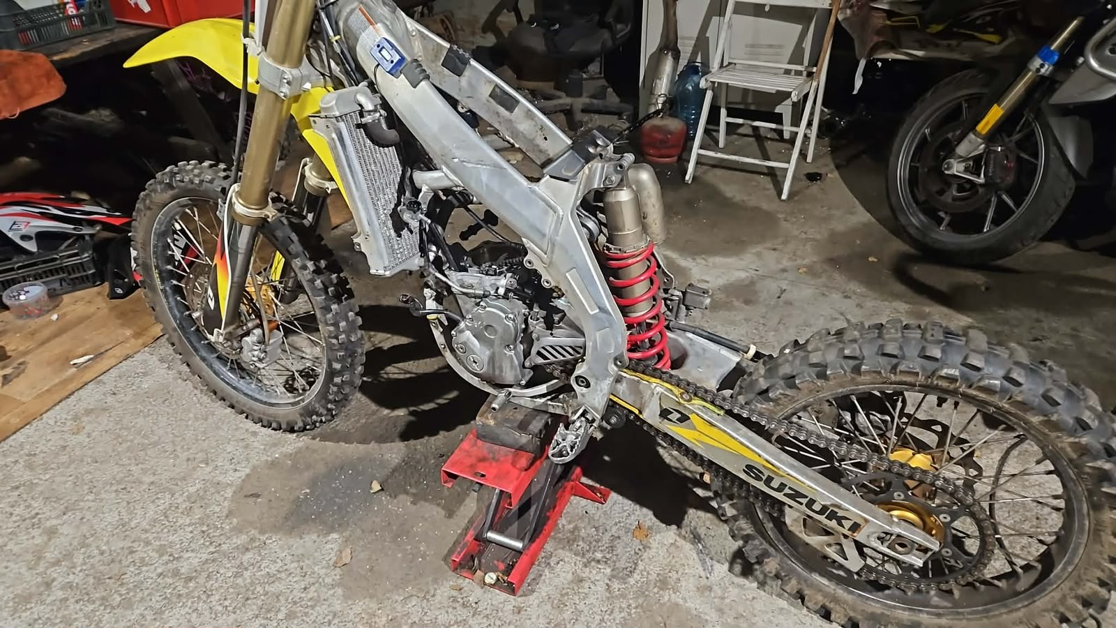 Motocykl Suzuki MX w trakcie naprawy
